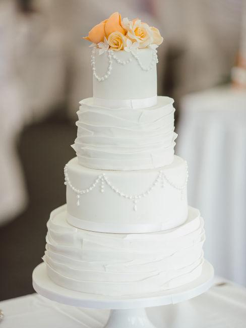torta color bianco con decorazioni