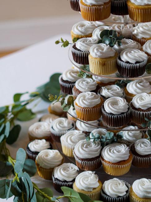 piramide di cupcake con glassa bianca