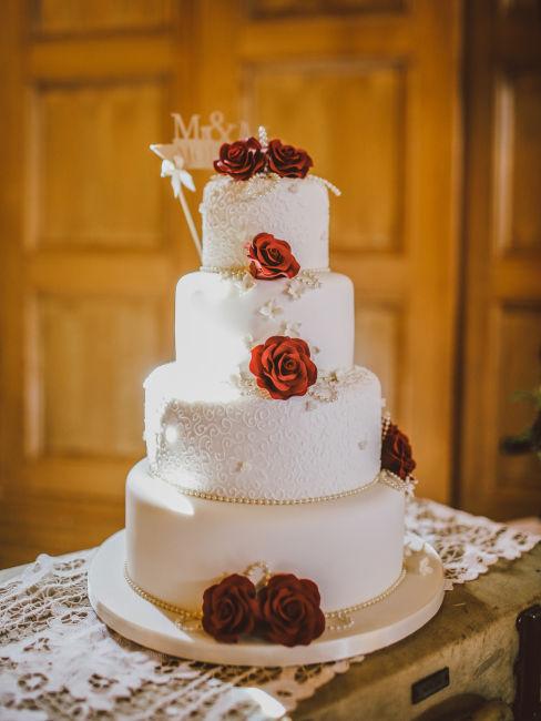 decorazioni torta matrimonio con rose rosse