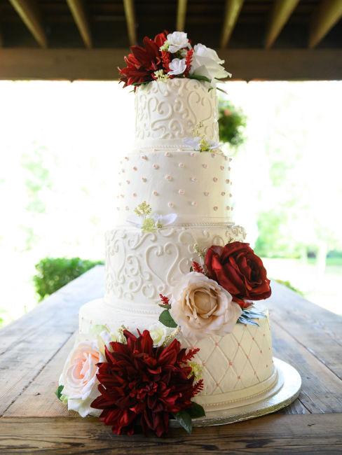 decorazioni torta matrimonio con rose rosse