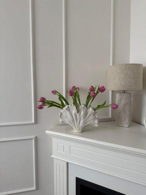 camino con vaso e lampada