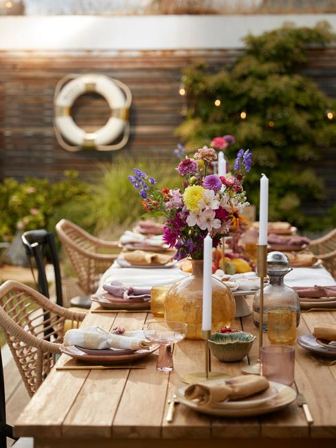 tavola apparecchiata in giardino per compleanno 2