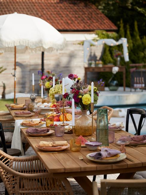 tavola apparecchiata in giardino per compleanno