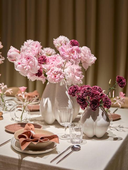 tavola apparecchiata per compleanno con fiori