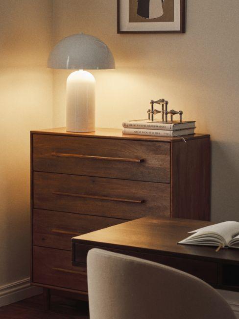 credenza con lampada e libri decorativi