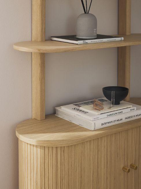 scaffale in legno con libri decorativi
