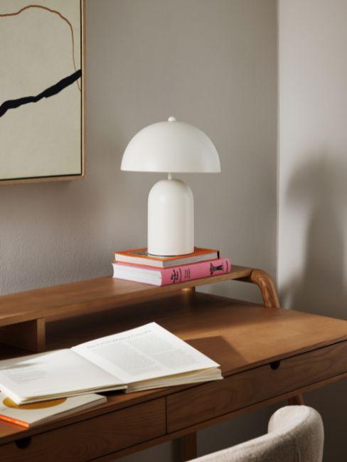 scrivania in studio con libri