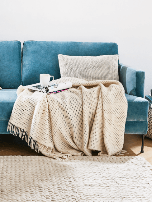 coperta in lana d'alpaca su divano blu