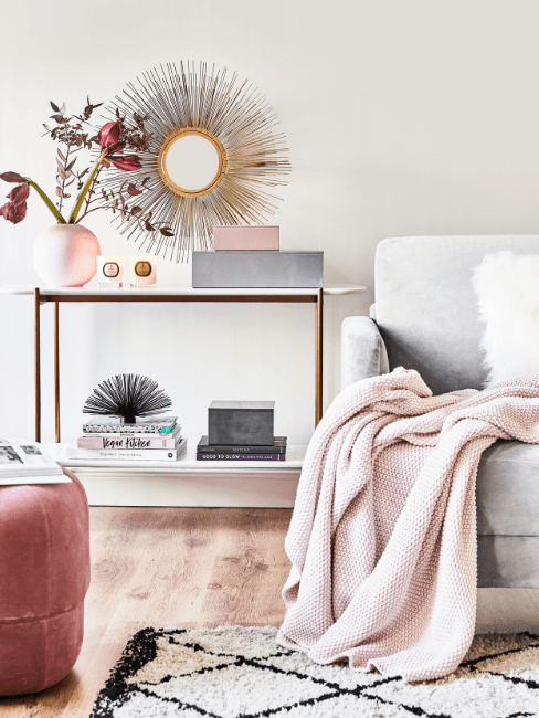 coperta su divano, consolle con decorazioni