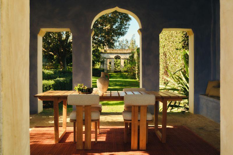 giardino con tavolo da pranzo e sedie in legno
