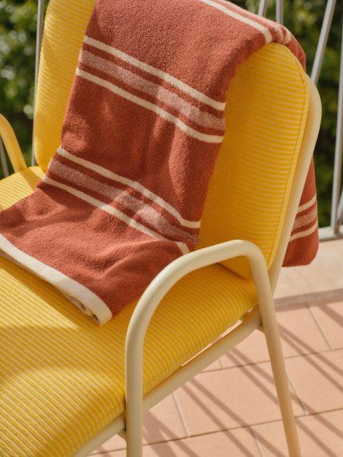 dettaglio sedia da esterno gialla