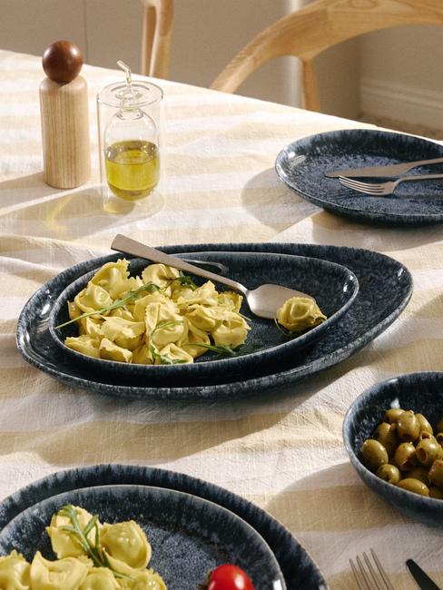 tavola con tovaglia a righe e piatti blu (2)