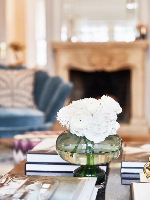 Vaso sul tavolino con fiori bianchi