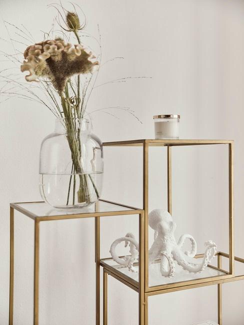 Dettaglio salotto con vaso in vetro e accessori