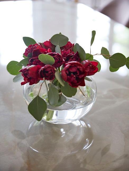 Vaso in vetro tondo con rose rosse