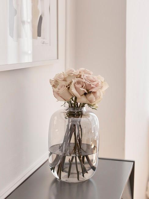 Vaso in vetro con fiori freschi