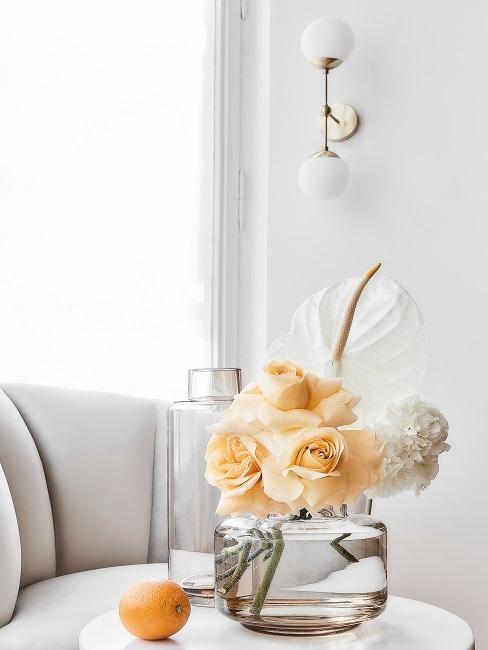 Vaso in vetro con fiori freschi gialli e bianchi