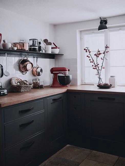 Cucina in colori misti tra scuro e chiaro