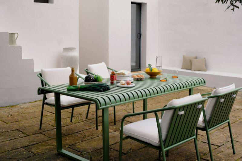tavolo e sedie in metallo verde in giardino