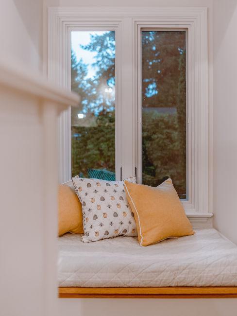 finestra con angolo lettura con cuscini gialli