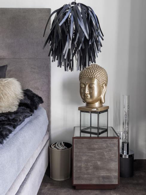 Testa di buddha in ottone su comodino moderno