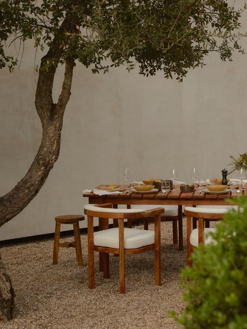 giardino mediterraneo con ghiaia