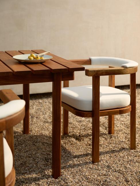 giardino mediterraneo con ghiaia