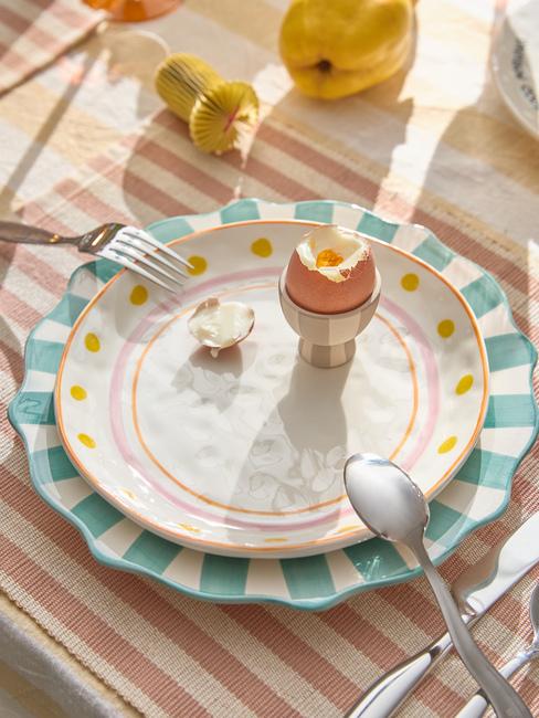 piatti colorati a tavola