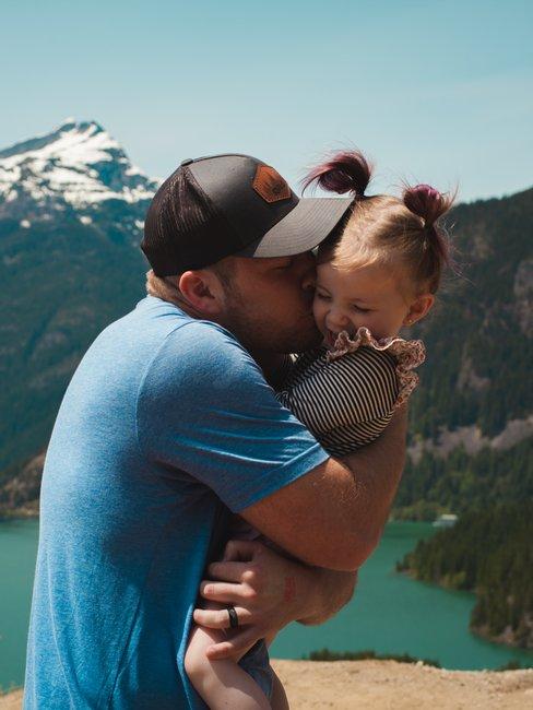 papà che abbraccia bambina