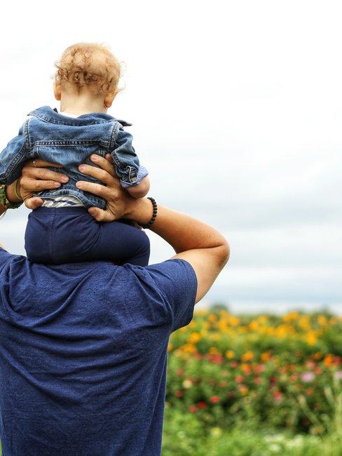 papà con bambini in spalla