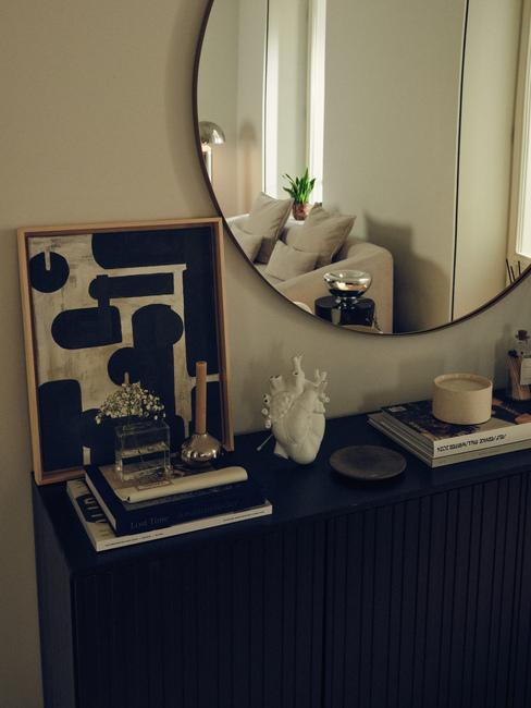 credenza con decorazioni e vaso seletti bloom