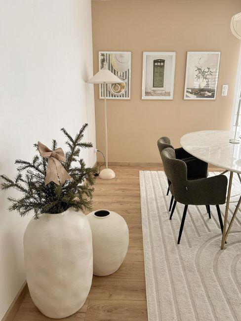 vaso alto con rami di pino