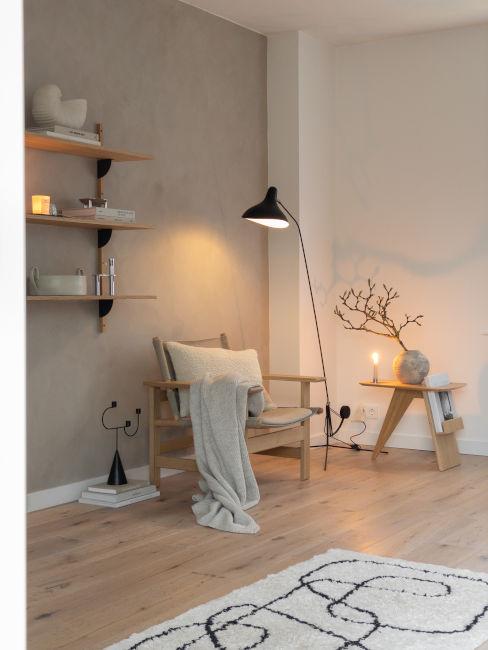 angolo lettura con poltrona e lampada