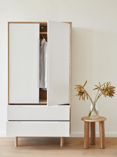 armadio chiaro in legno ecosostenibile