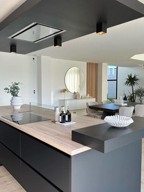 cucina con piano cottura su isola