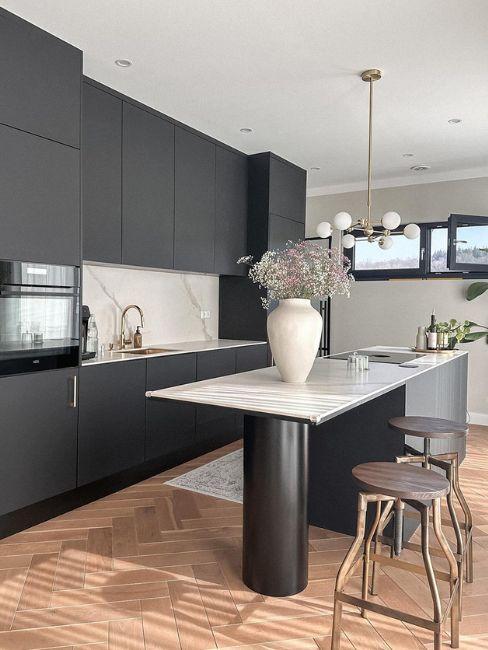 cucina con isola nera e piano bianco