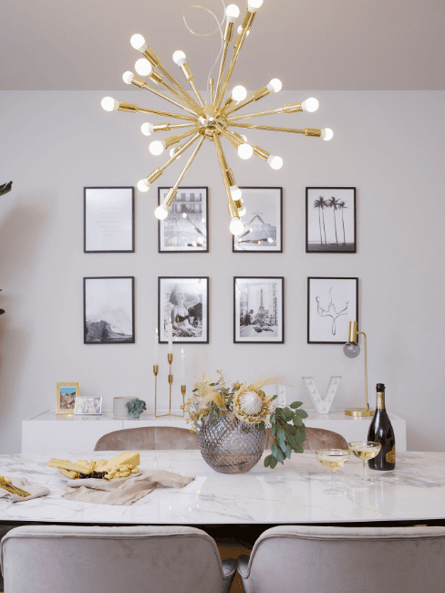 Sala da pranzo con lampadario moderno