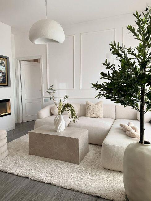 soggiorno con divano bianco e boiserie sulla parete