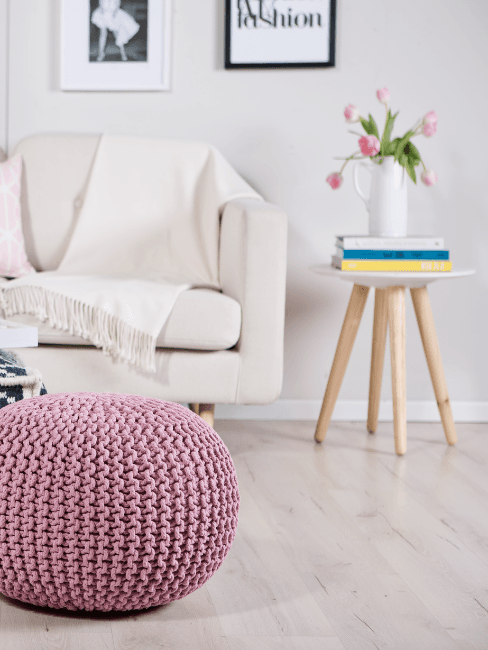 Salorro moderno con Parquet rovere sbiancato e pouf rosa