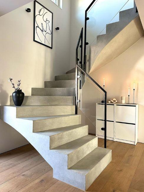 scala con decorazioni e quadro sulla parete