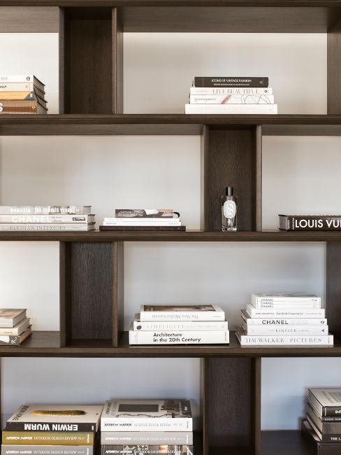 libreria marrone scuro con libri decorativi