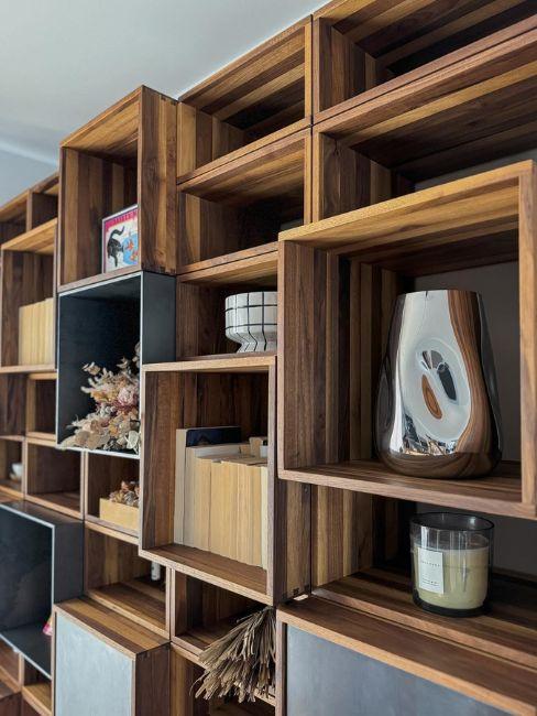 decorazioni su libreria in legno