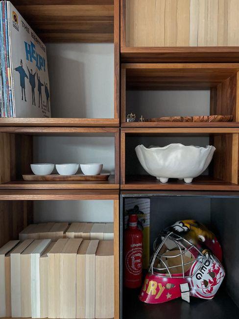 liberia in legno con decorazioni particolari