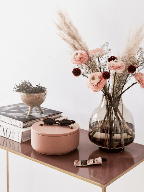 Consolle da corridoio con accessori e fiori