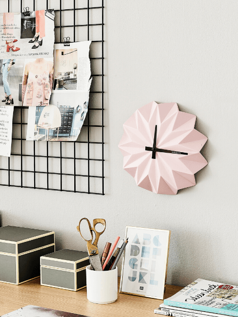 Dettaglio scrivania con orologio da parete rosa