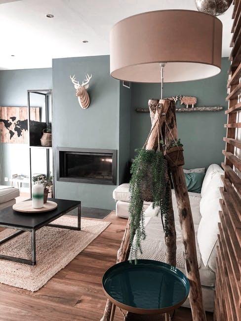 Design sostenibile Soggiorno con lampada da terra in legno ed elementi naturali