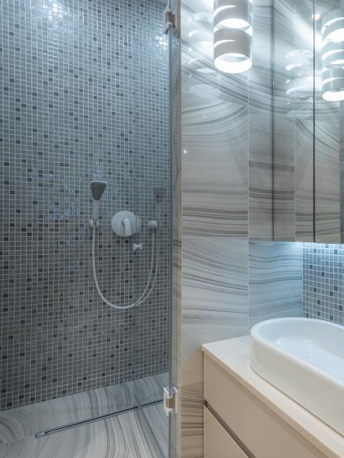 doccia con piastrelle mosaico azzurre