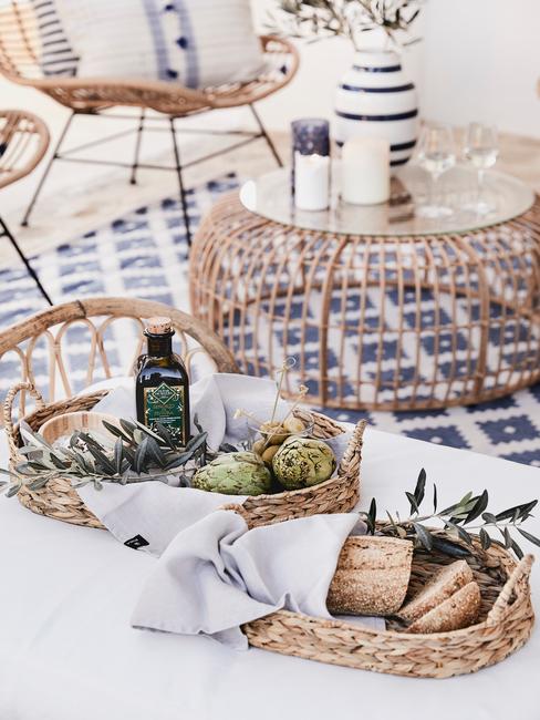 carrello con cibo in cestini in bamboo e mobili soggiorno in rattan