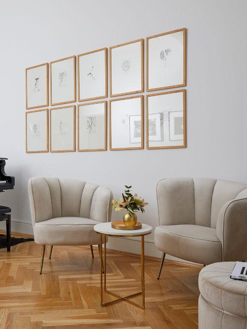 soggiorno glam con cornici oro