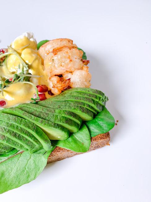 Avocado toast con gamberetti